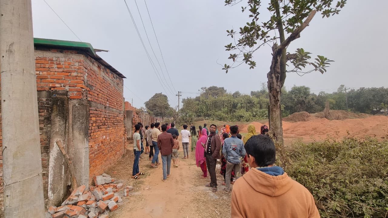 শ্রীপুরে শতবর্ষী সড়ক বন্ধের পাঁয়তারা, প্রশাসনের হস্তক্ষেপ কামনা স্থানীয়দের