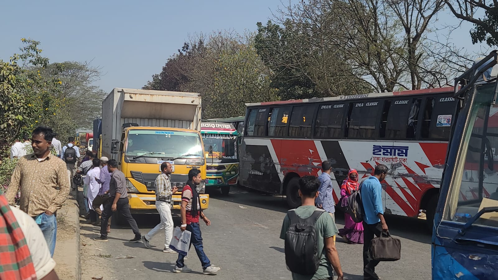 শ্রীপুরে তাকওয়া পরিবহন বন্ধের দাবিতে মহাসড়ক অবরোধ