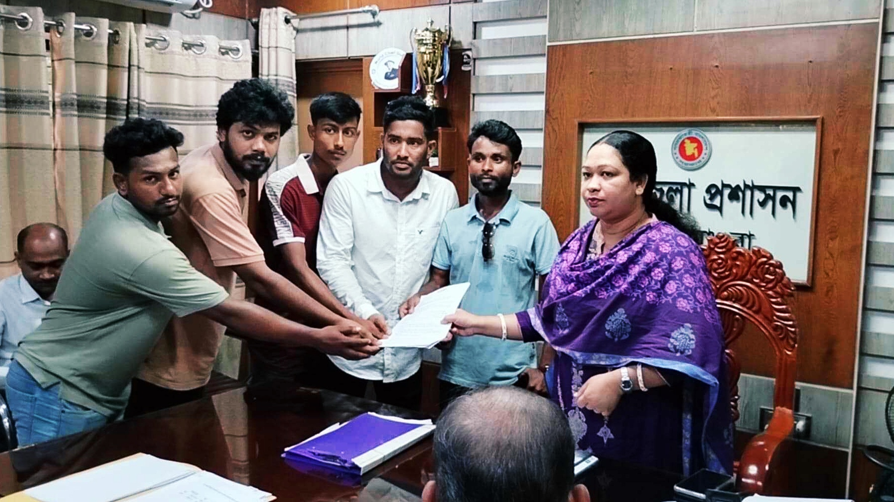 শ্রীপুরে ছাত্রীকে শ্লীলতাহানির অভিযোগে শিক্ষকের বিরুদ্ধে মানববন্ধন ও স্মারকলিপি প্রদান