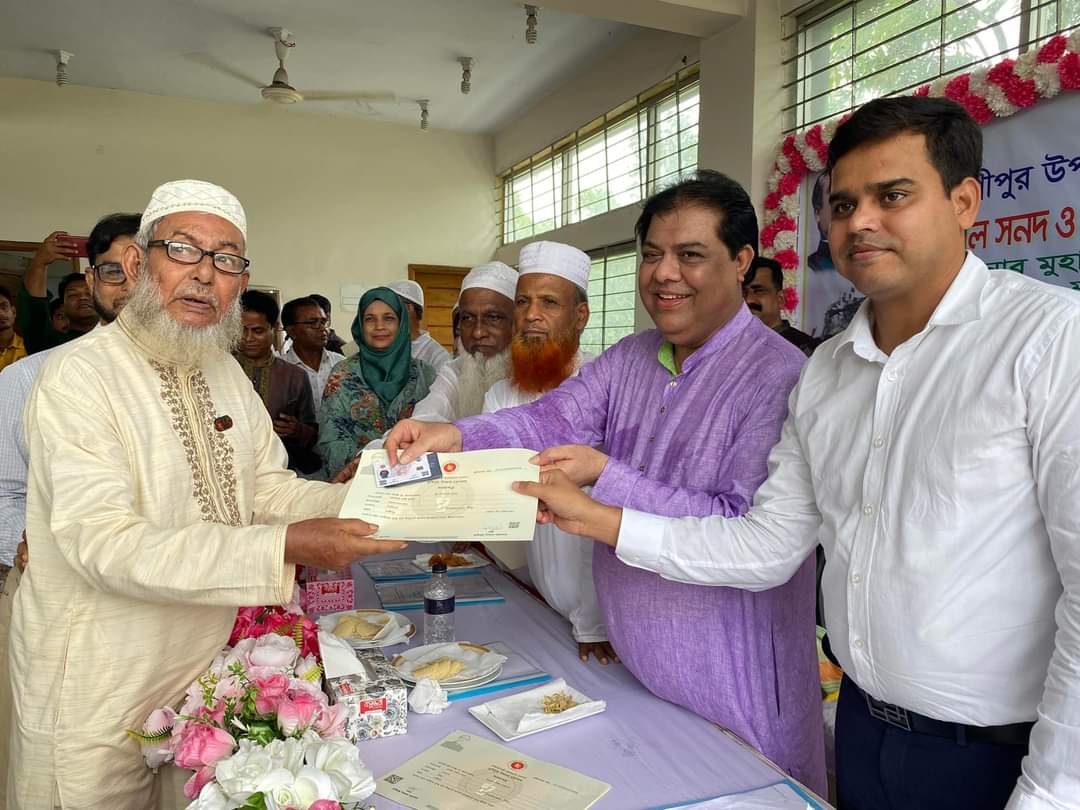 শ্রীপুরে বীর মুক্তিযোদ্ধাদের মাঝে ডিজিটাল সনদ ও স্মার্টকার্ড বিতরণ