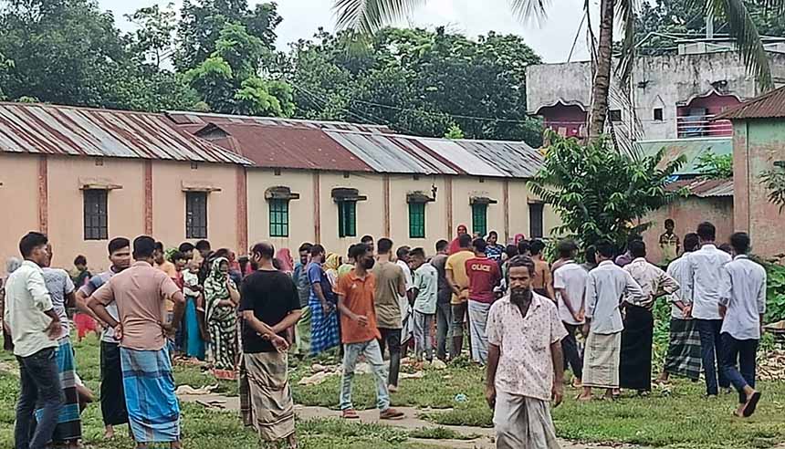 শ্রীপুরে টিন ও কাপড়ে মোড়ানো অজ্ঞাত নারীর লাশ উদ্ধার