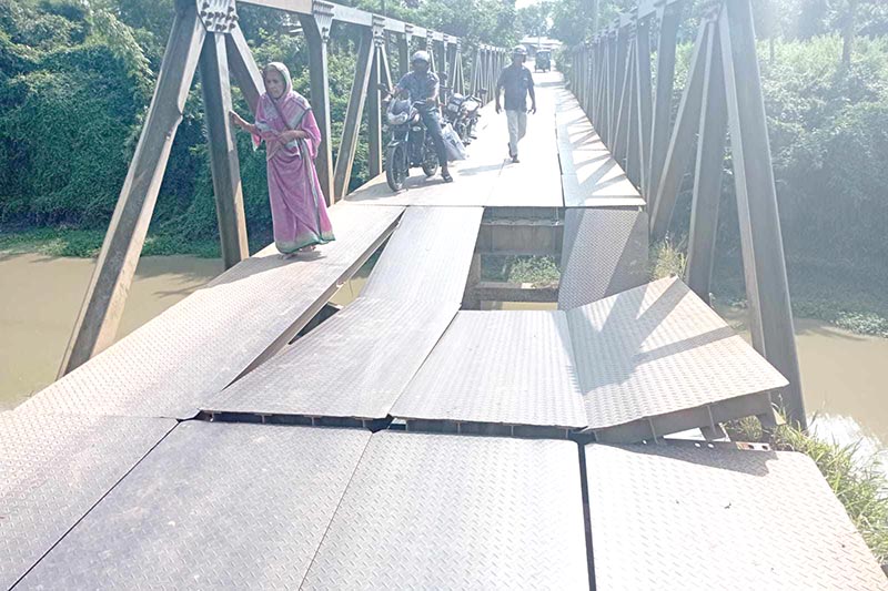 শ্রীপুরে জোড়া তালি দিয়ে চলছে বেইলী ব্রিজ