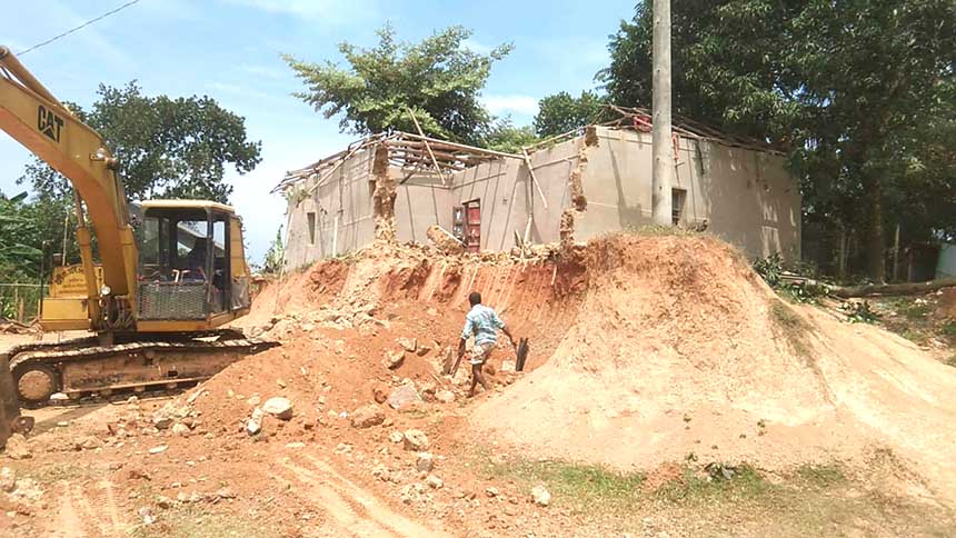 শ্রীপুরে কৃষি জমি ও সরকারি রাস্তা বিনষ্ট করার দায়ে ভেকু মেশিন জব্দ
