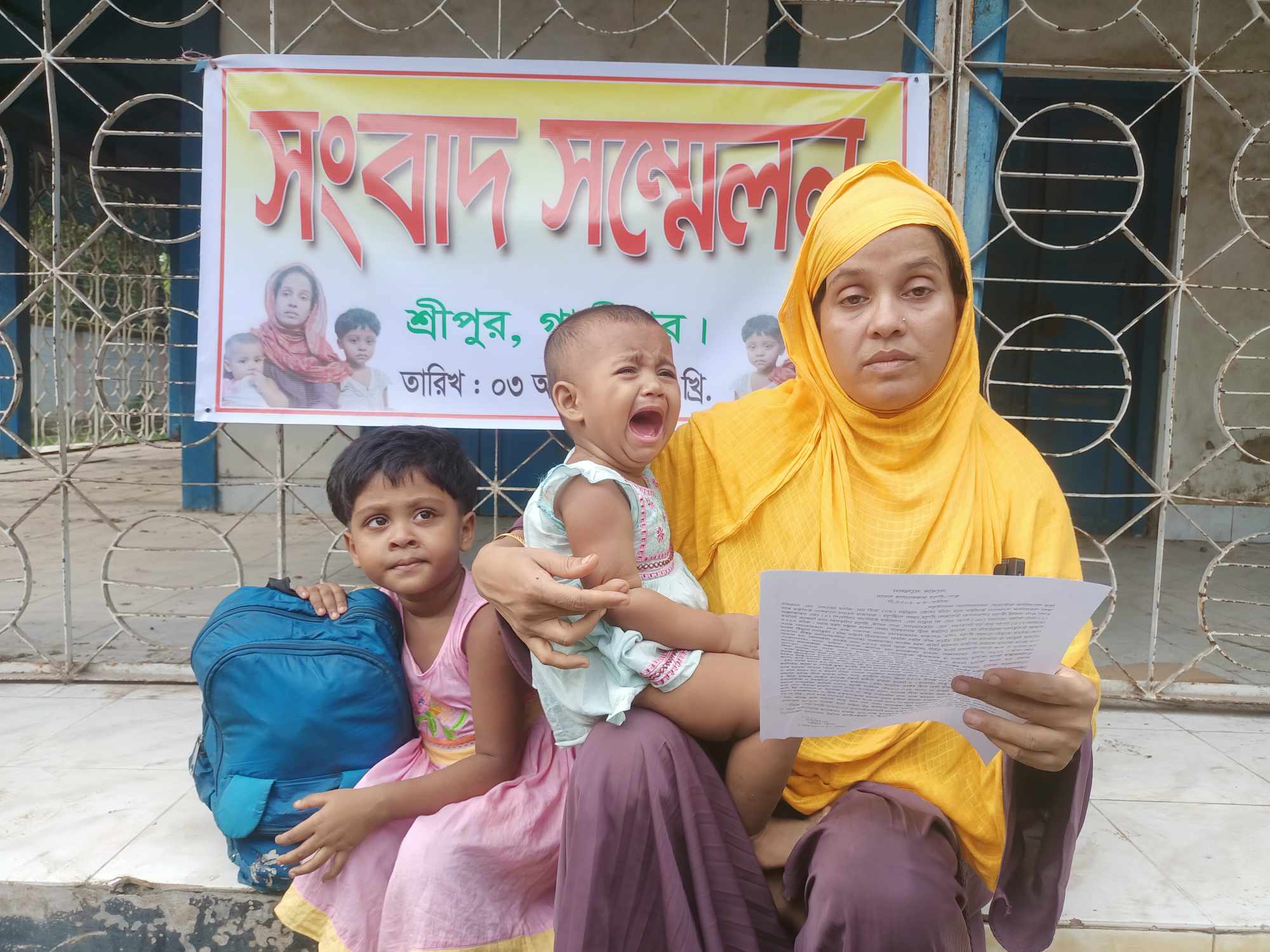 শ্রীপুরে জেল থেকে বেড়িয়ে দুই সন্তানসহ খোলা আকাশের নীচে বসবাস নারী