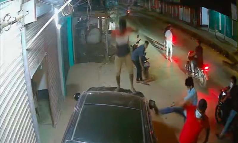 মাদক নিয়ে দ্বন্দ্বে যুবলীগ নেতার শোরুমে ছাত্রলীগ নেতার তাণ্ডব, গোলাগুলি-ককটেল বিস্ফোরণ
