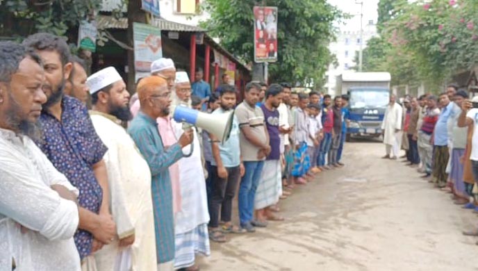 শ্রীপুরে সড়ক কাটার প্রতিবাদে এলাকাবাসীর মানববন্ধন ও প্রতিবাদ সভা
