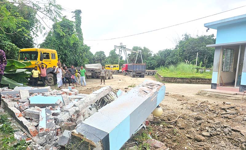 শ্রীপুরে সরকারি জমির উপর নির্মিত কারখানার মূল ফটক ভেঙে দিল বনবিভাগ