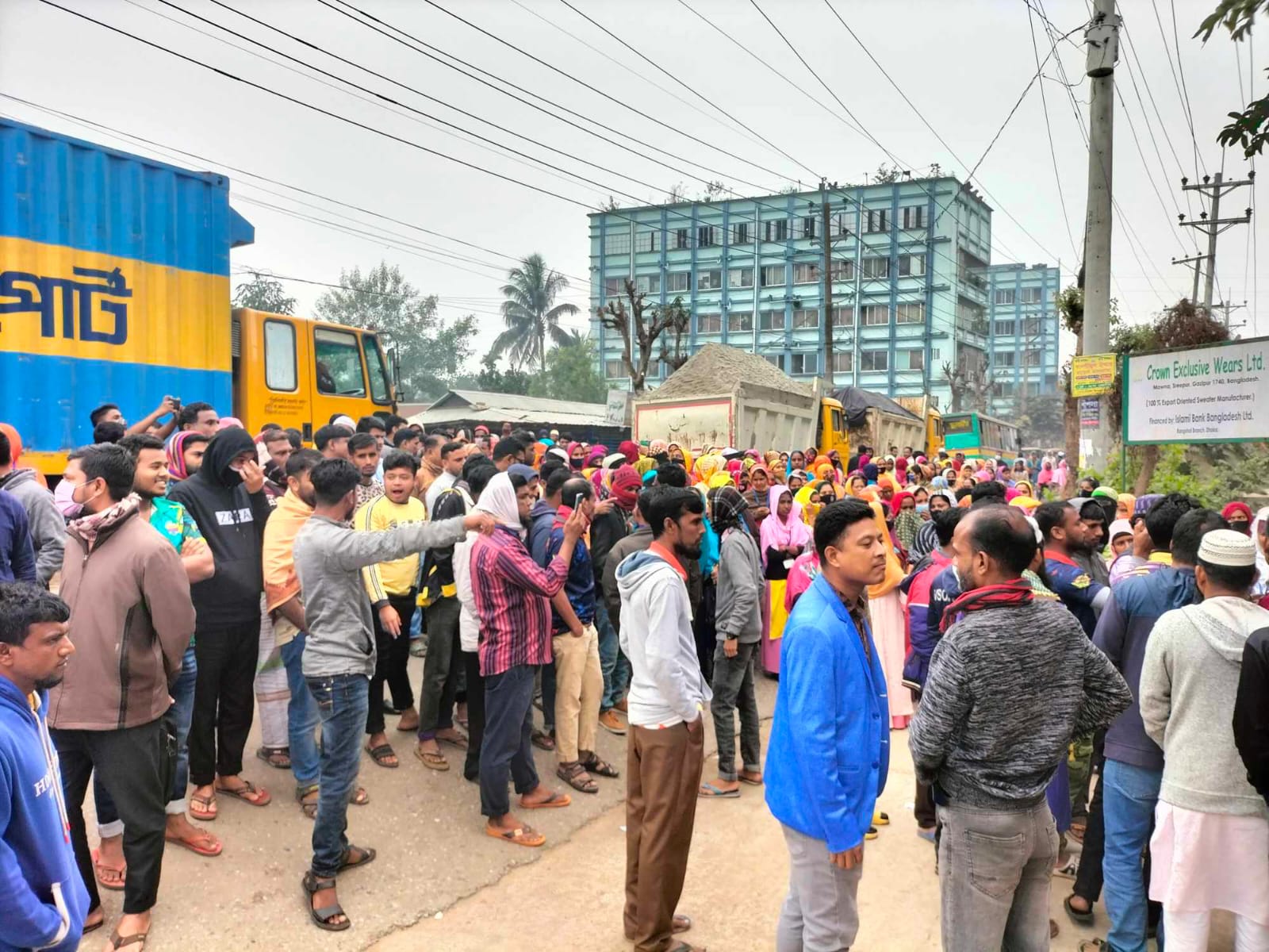 শ্রীপুরে নির্ধারিত বেতন কাঠামো দাবিতে শ্রমিকদের বিক্ষোভ