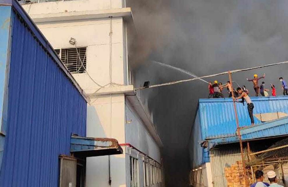 শ্রীপুরে মোজা তৈরির কারখানায় অগ্নিকাণ্ড