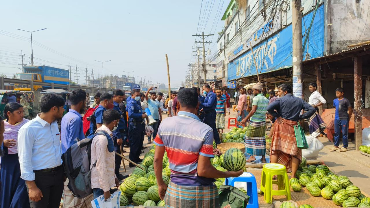 শ্রীপুরে ফুটপাত দখলমুক্ত করতে পুলিশের অভিযান