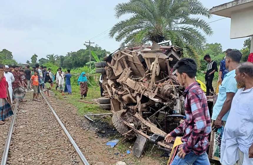 শ্রীপুরে ট্রেন-শ্রমিকবাহী বাসের সংঘর্ষে নিহত ৪ , আহত ২০