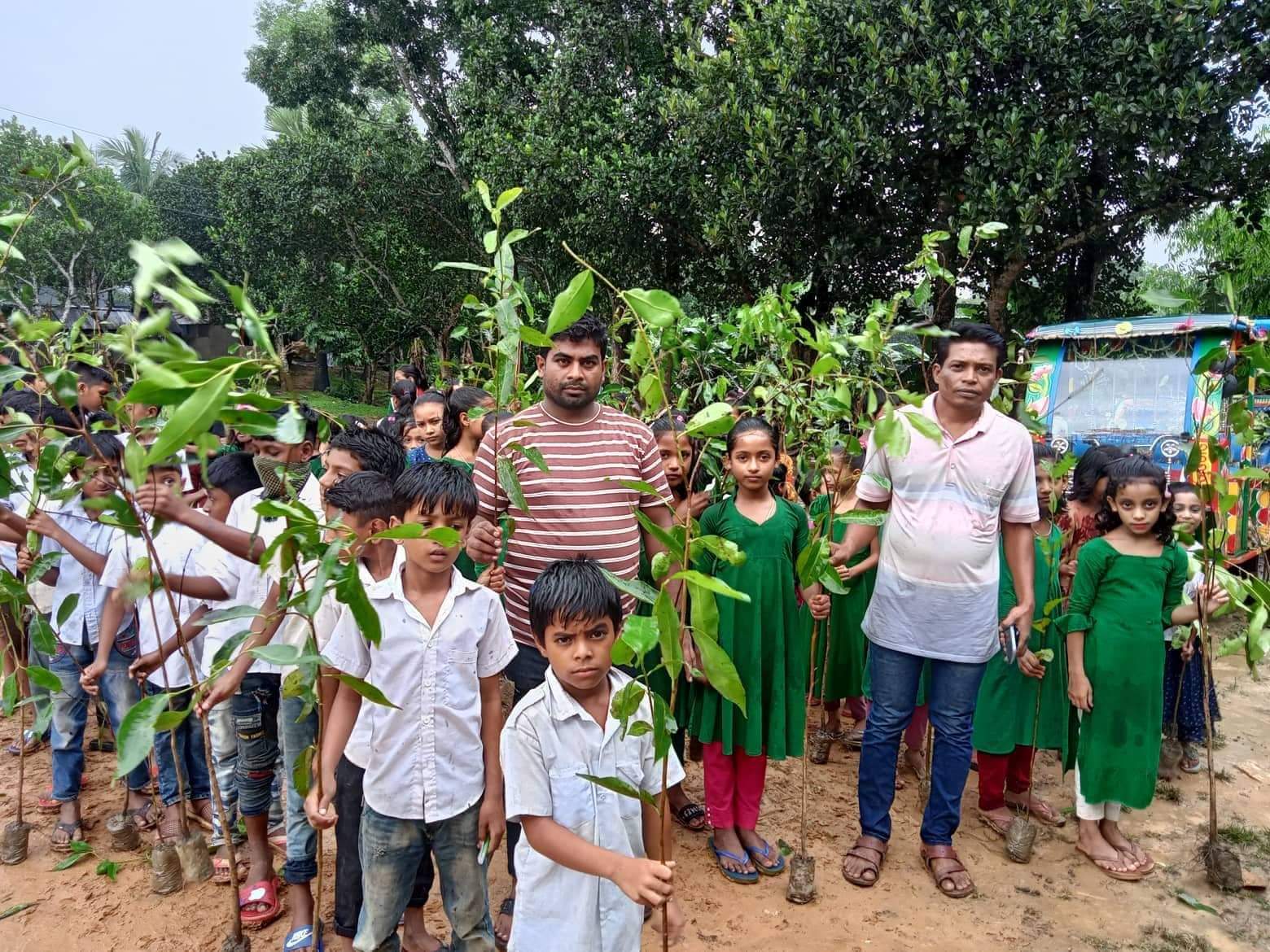 শ্রীপুরে কৃষক লীগের উদ্যোগে শিক্ষার্থীদের মাঝে বৃক্ষের চারা বিতরণ