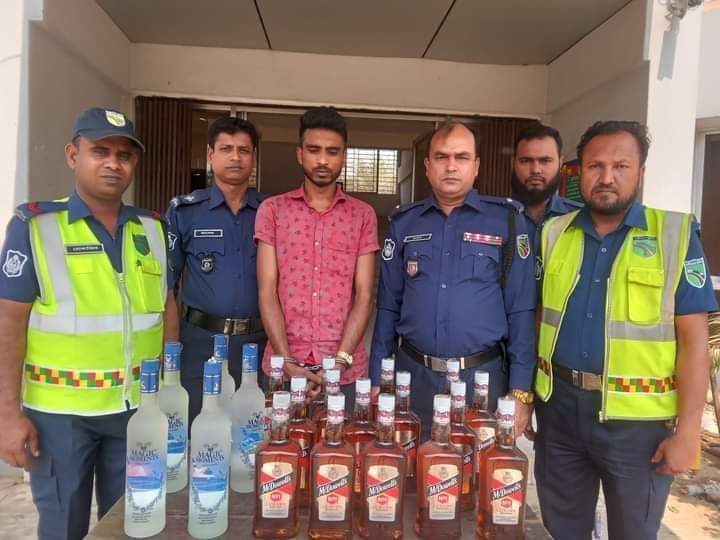 মাওনা হাইওয়ে পুলিশের অভিযানে বিদেশী মদসহ যুবক আটক