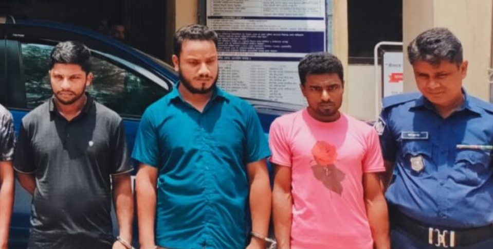 শ্রীপুরে র‌্যাবের অভিযানে ৩৩৪ বোতল ফেন্সিডিলসহ গ্রেফতার ৩
