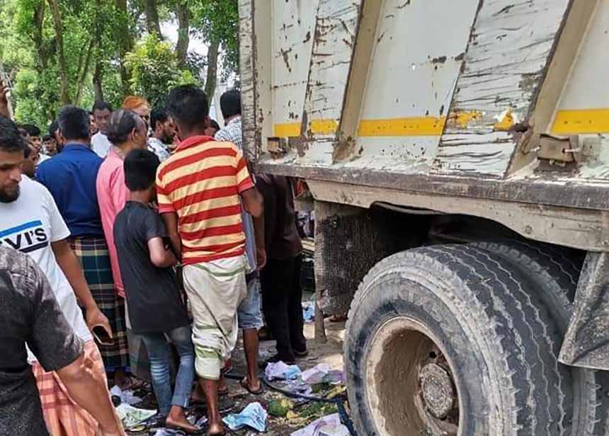 শ্রীপুরে ড্রাম ট্রাক- অটোরিকশার সংঘর্ষে ব্যবসায়ী নিহত