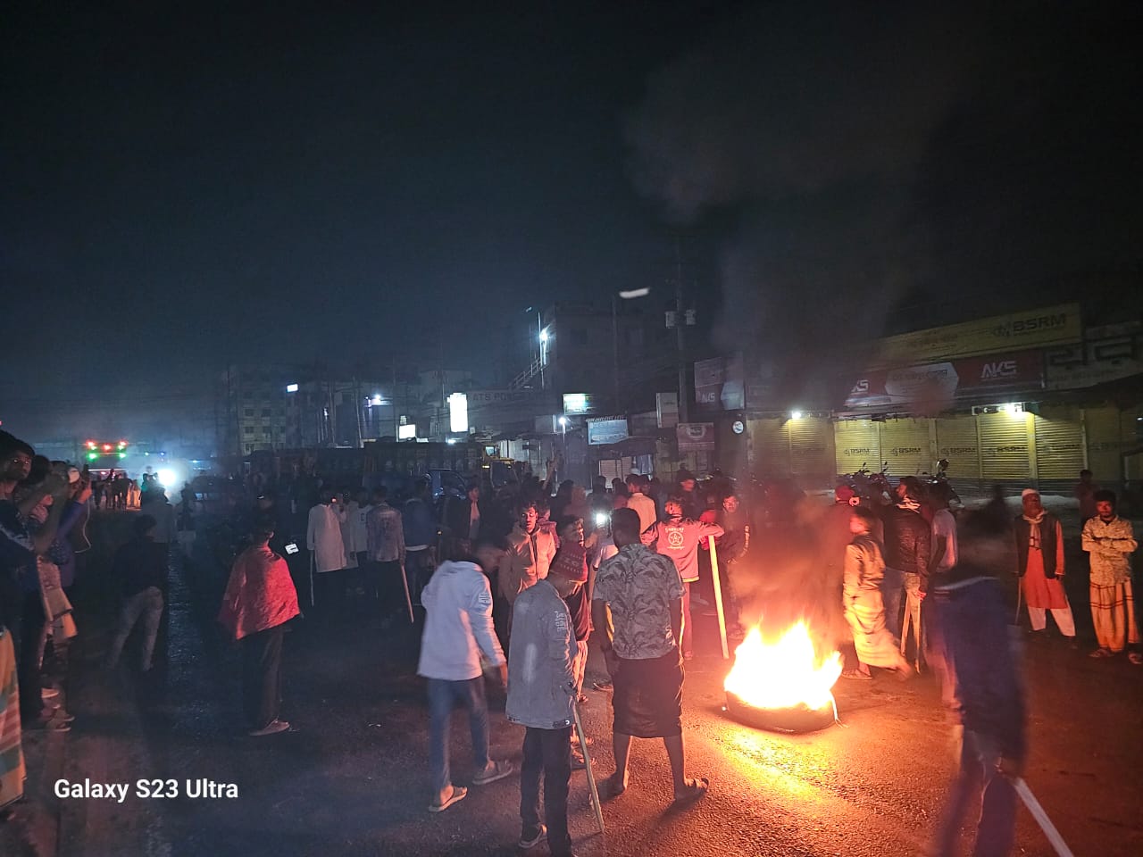 কারখানার সীমানা নিয়ে বিরোধ: শ্রীপুরে চেয়ারম্যানকে আটকের প্রতিবাদে রাতভর সড়ক অবরোধ