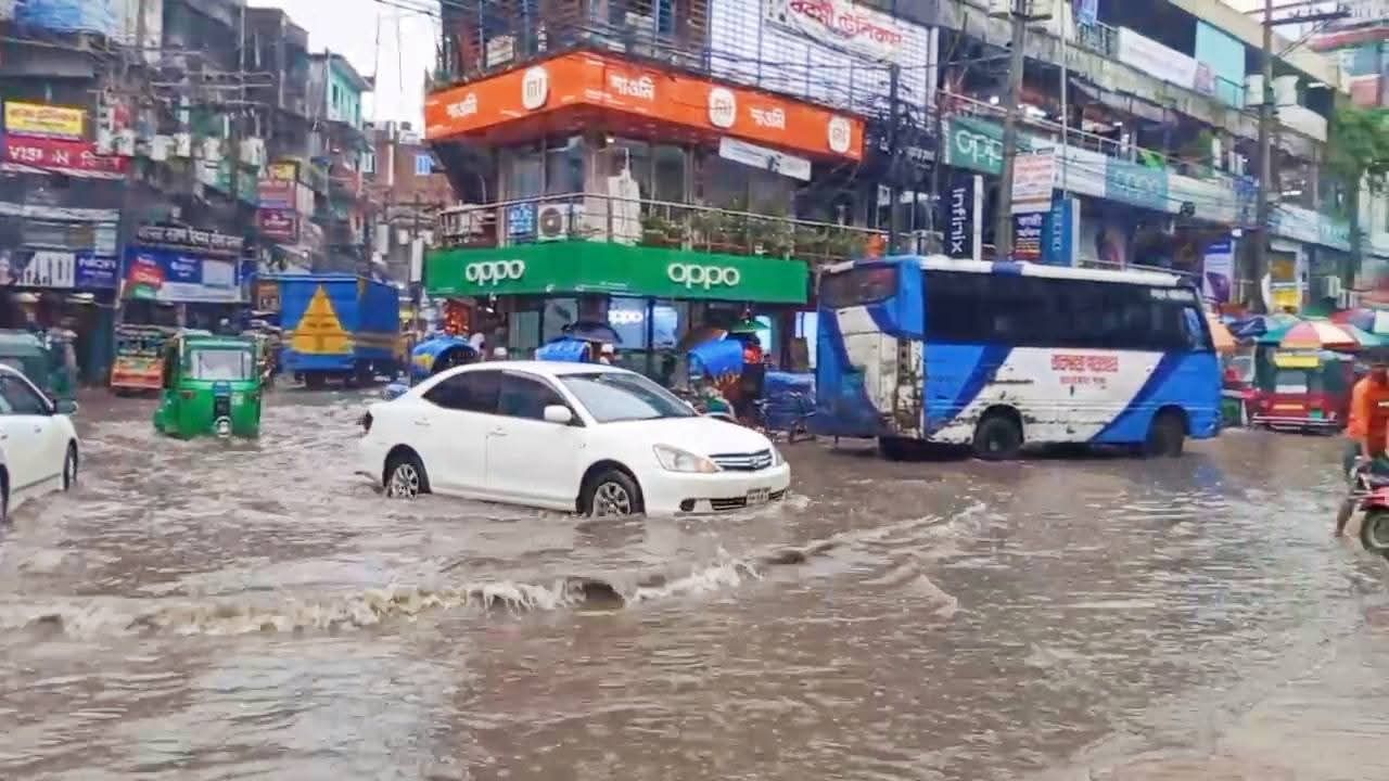 মাওনা চৌরাস্তায় সামান্য বৃষ্টিতেই জলাবদ্ধতা, দুর্ভোগে স্থানীয়রা