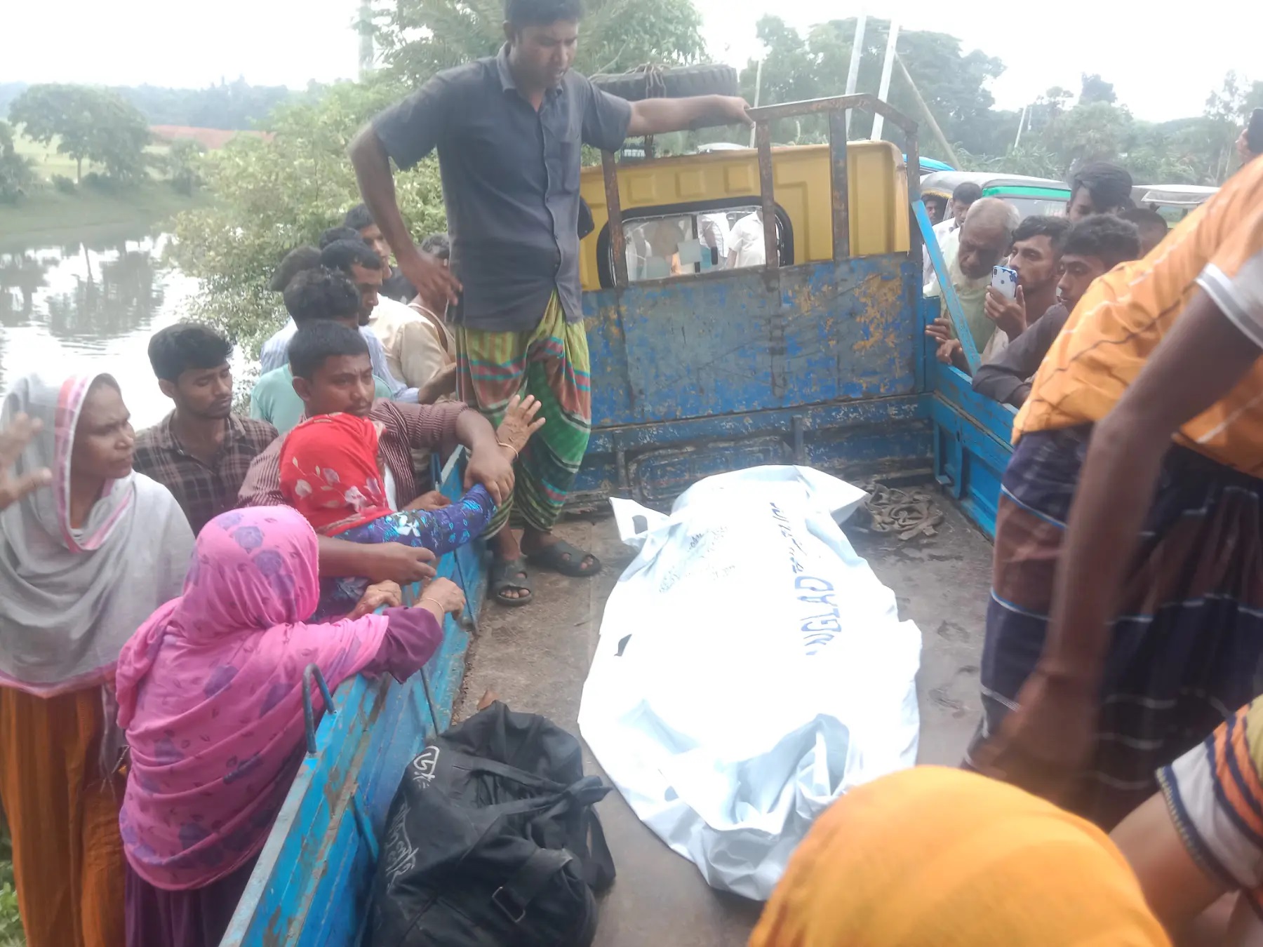 শ্রীপুরে পিকনিকের নৌকায় দুর্বৃত্তদের হামলায় ব্যবসায়ী নিহত
