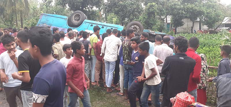 তেঁতুলিয়ায় নিয়ন্ত্রণ হারিয়ে চা বাগানে যাত্রীবাহী বাস, আহত ১২