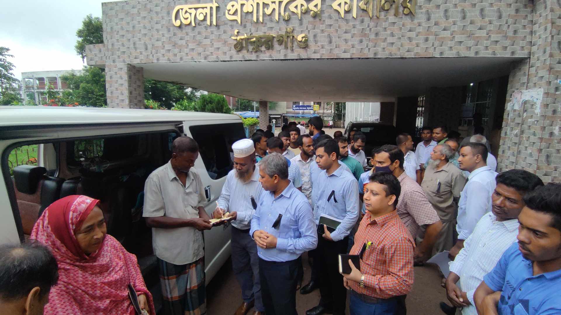পরিত্যক্ত ভবনে থাকা অসুস্থ বৃদ্ধাকে সুস্থ করে পরিবারে দিলেন ঠাকুরগাঁও জেলা প্রশাসক