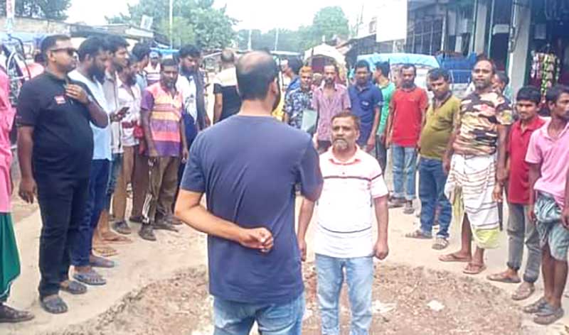 ভেড়ামারায় রেলস্টেশন সংলগ্ন ওভার ব্রীজের নিচে সড়কের বেহাল দশা!