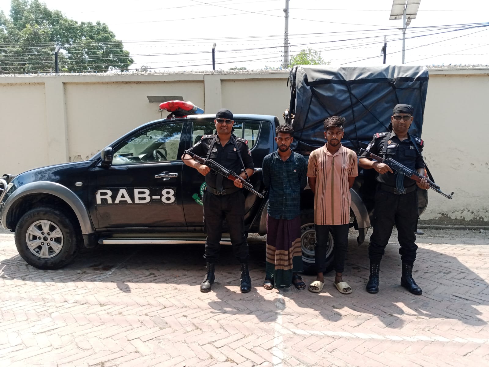 ফরিদপুরে ফেসবুকে স্ট্যাটাস দিয়ে হামলার ঘটনায় আটক ২