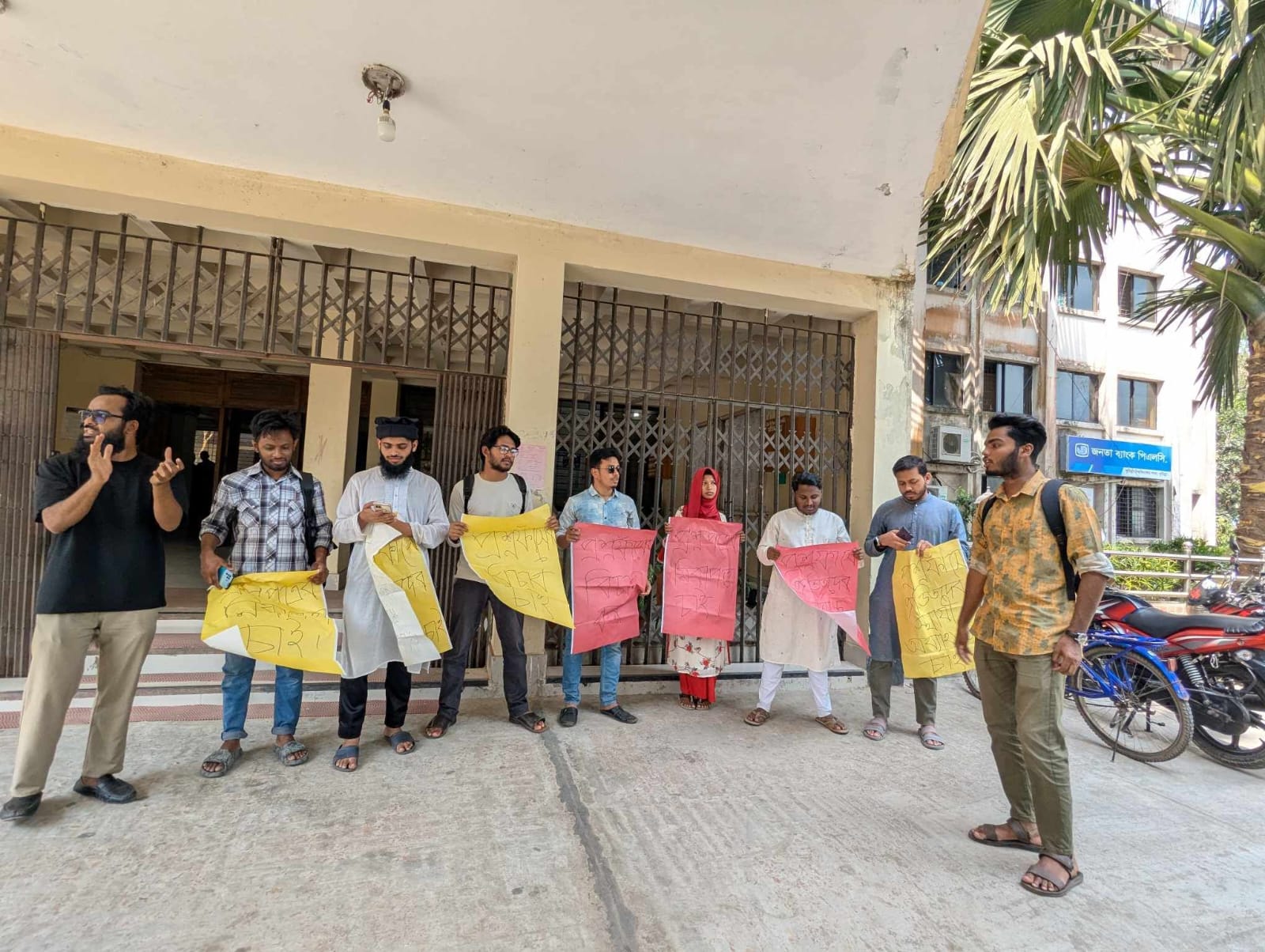 কুবিতে প্রশ্নফাঁস কাণ্ডে সংশ্লিষ্টদের স্থায়ীভাবে অব্যাহতির দাবিতে মানববন্ধন ও স্মারকলিপি