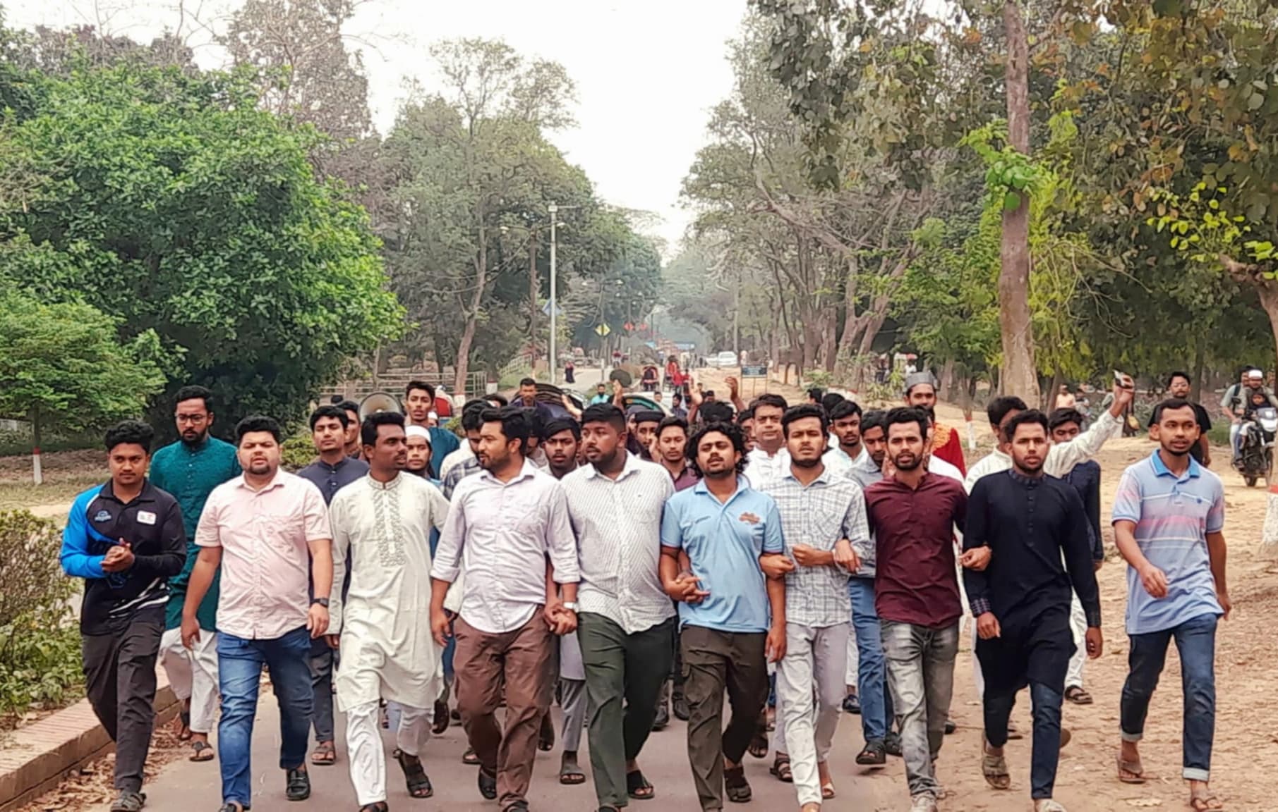 প্রধান উপদেষ্টার বক্তব্য প্রত্যাখ্যান ও আ.লীগ নিষিদ্ধ দাবিতে জাবিতে বিক্ষোভ