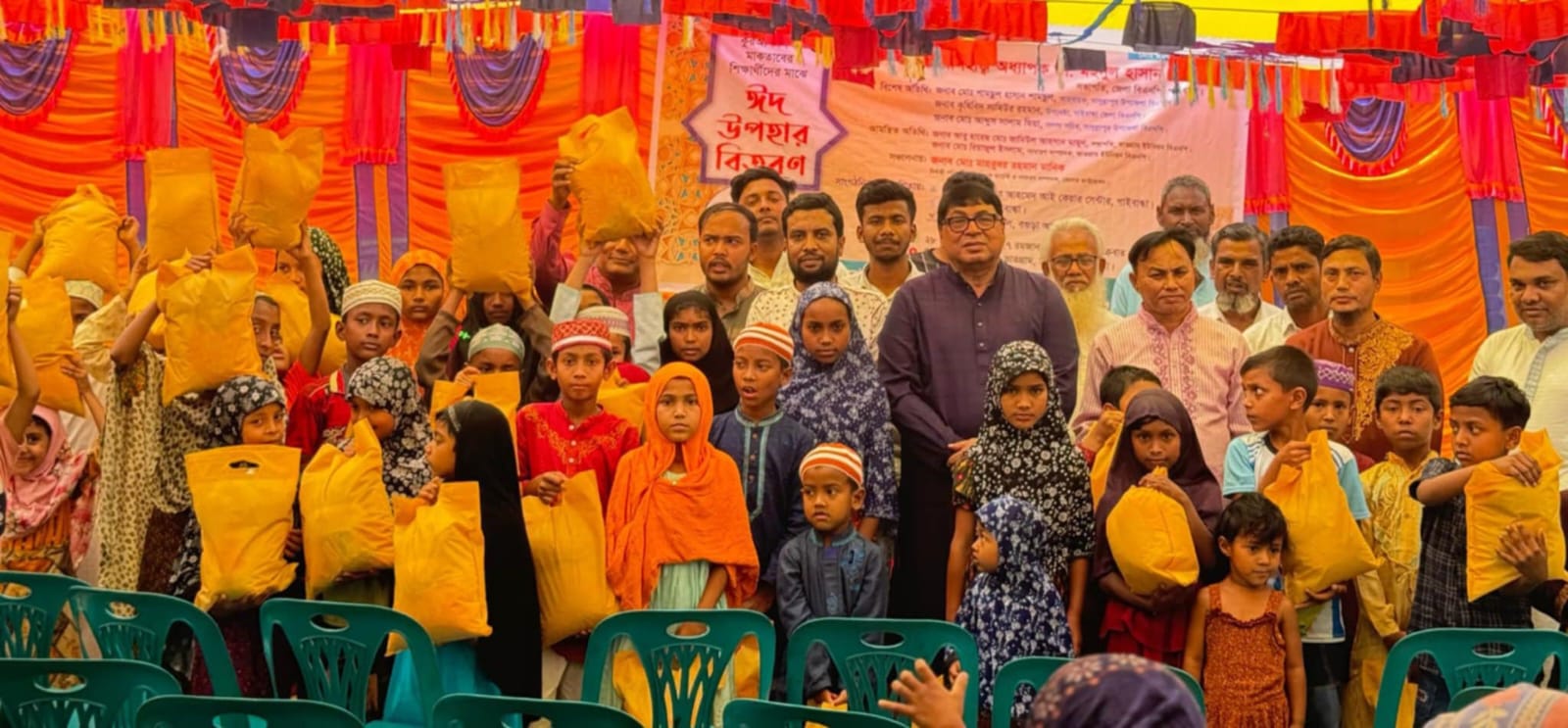 কুরআন পড়ুয়া শিক্ষার্থীদের মাঝে ঈদ উপহার বিতরণ