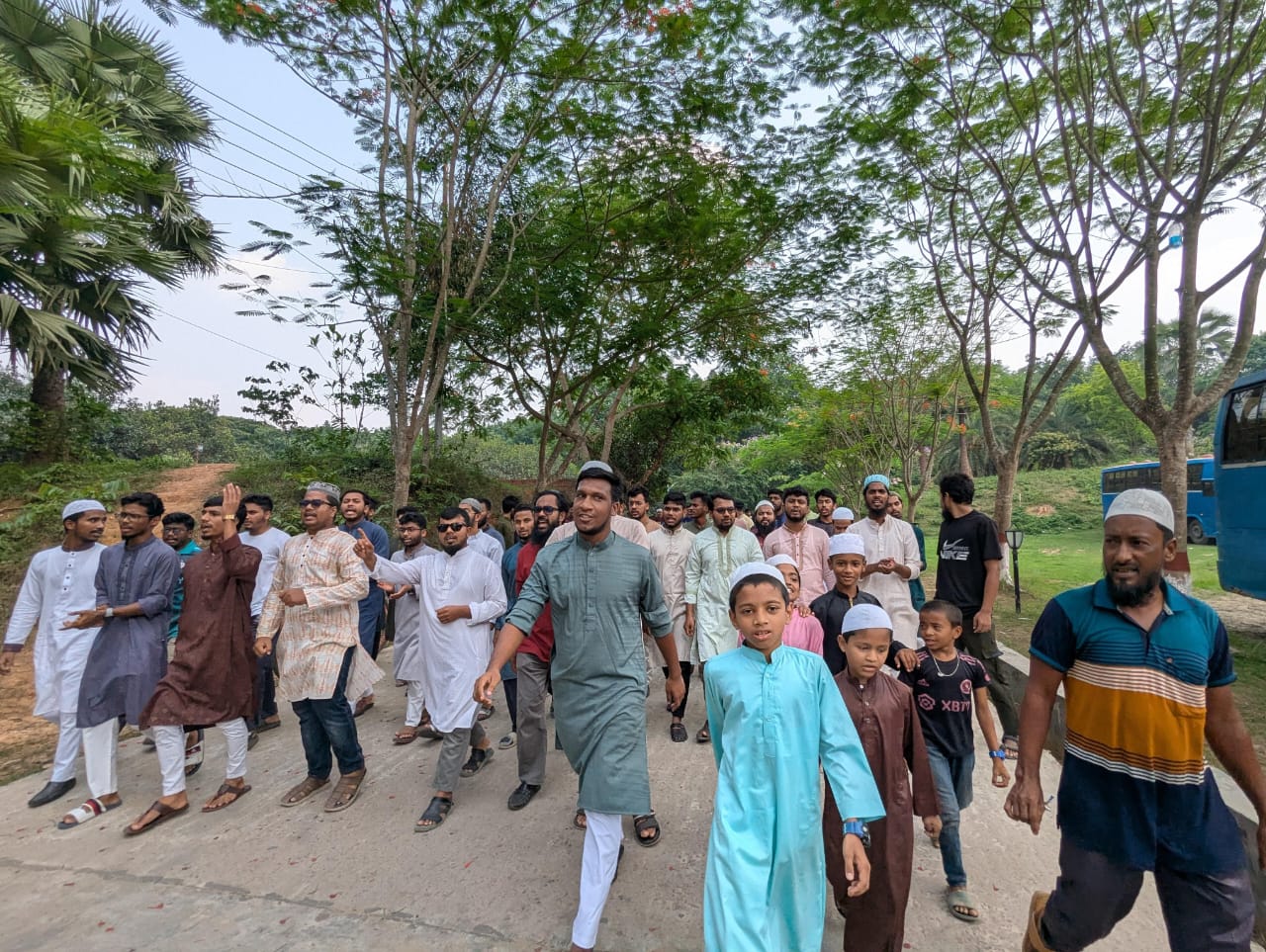 আ.লীগ নিষিদ্ধের দাবিতে কুমিল্লা বিশ্ববিদ্যালয়ে শিক্ষার্থীদের বিক্ষোভ মিছিল
