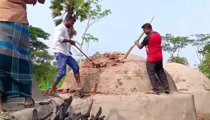 কাঠ পুড়িয়ে কয়লা তৈরির ২৩টি অবৈধ চুল্লি গুঁড়িয়ে দিল ভ্রাম্যমাণ আদালত