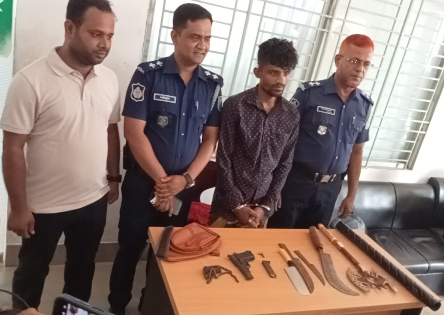 আশুলিয়ায় পিস্তল ও ভাইকিং কুড়ালসহ অস্ত্র উদ্ধার, শীর্ষ সন্ত্রাসী মুন্না গ্রেপ্তার