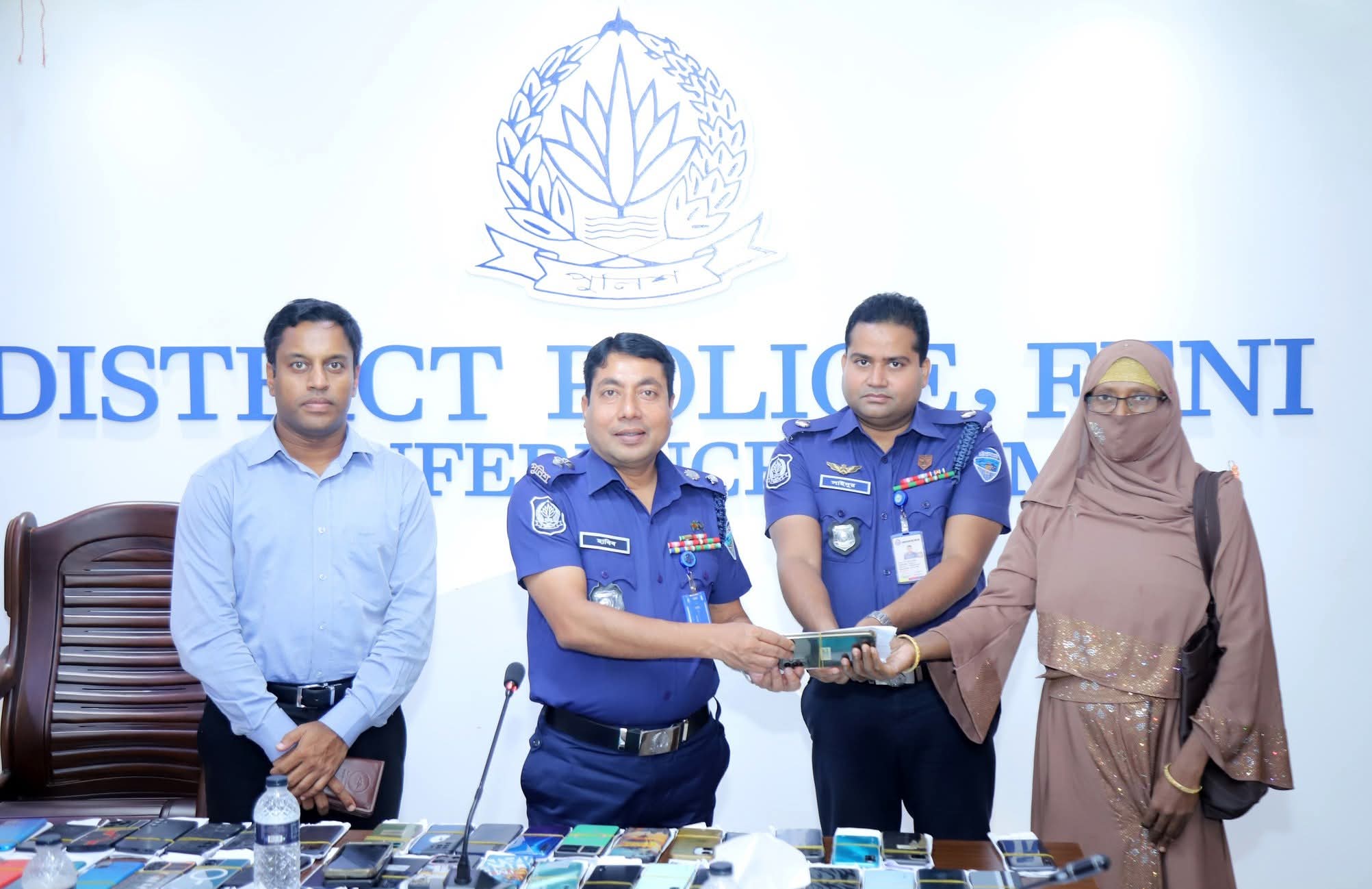 ফেনীতে ৭০টি হারানো মোবাইল উদ্ধার করে মালিকদের কাছে হস্তান্তর করলো পুলিশ