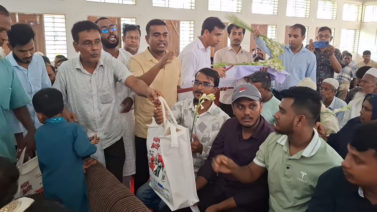 শরীয়তপুরে ‘অফিস সহকারী’ কর্তৃক ফুল দেয়ায় ক্ষুব্ধ জুলাই যোদ্ধারা!