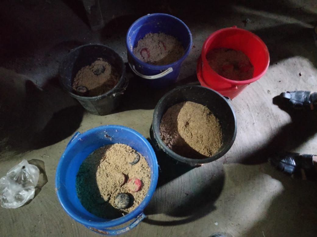 প্রবাসীর পরিত্যক্ত ঘরে থাকা ৫ বালতিতে মিলল অন্তত ৩০টি হাতবোমা