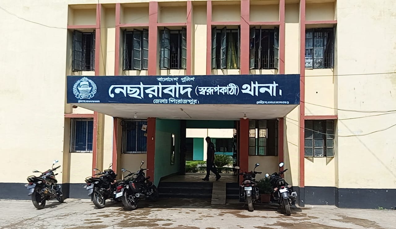 নেছারাবাদে ট্রলার চোরকে ধরে পুলিশের হাতে দিল জনতা