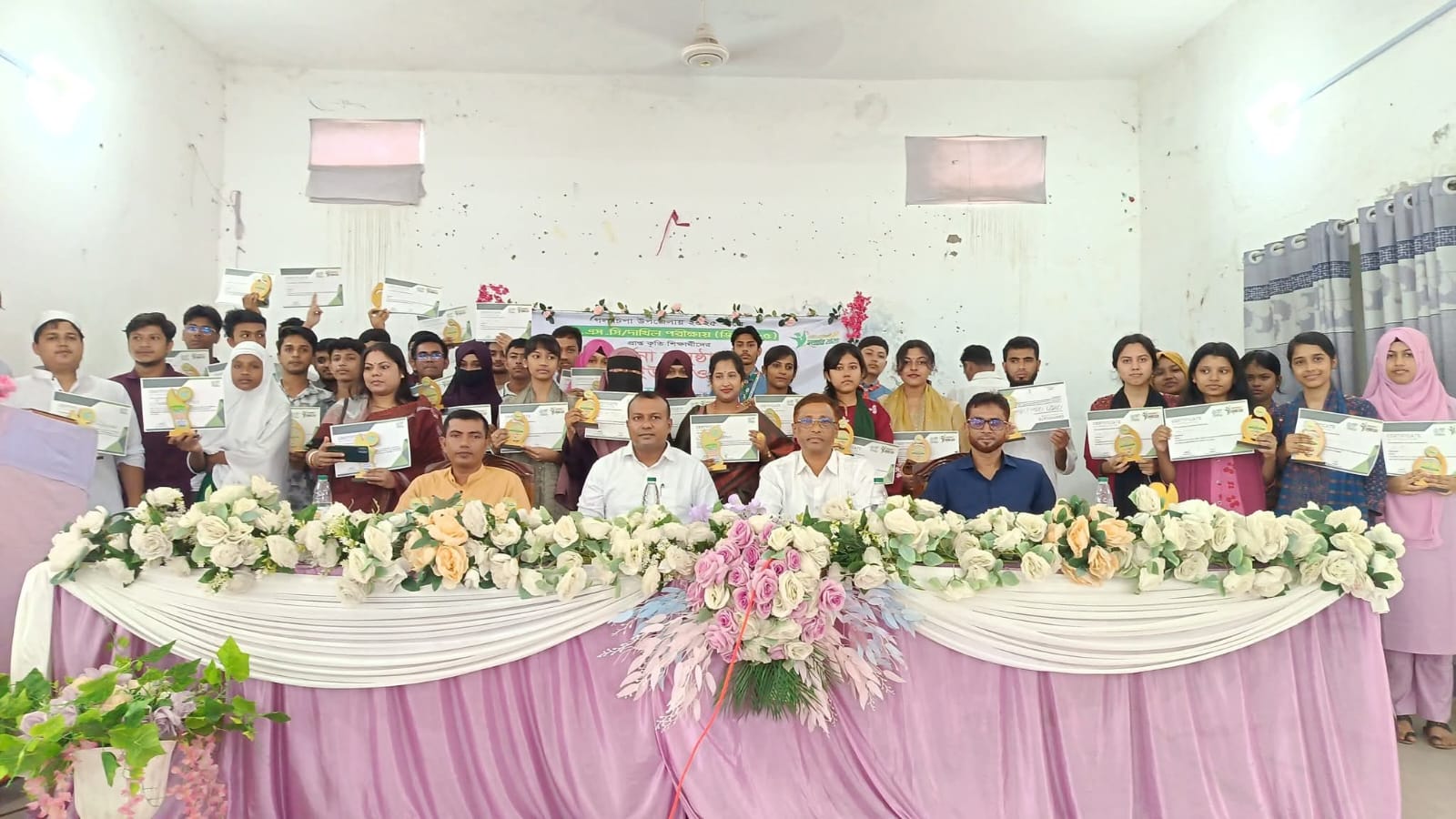 গলাচিপায় জিপিএ-৫ প্রাপ্ত কৃতী শিক্ষার্থীদের সংবর্ধনা ও অ্যাওয়ার্ড প্রদান