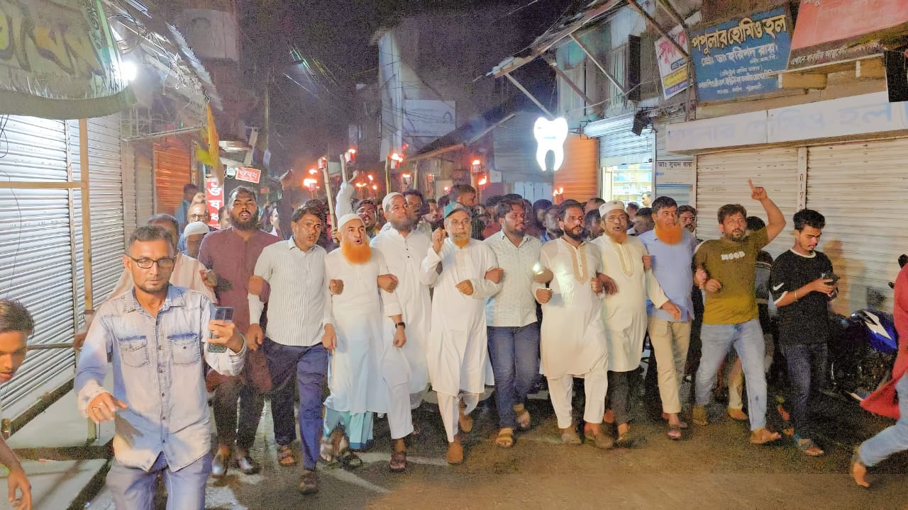 নুরের উপর হামলার প্রতিবাদে গলাচিপায় গণঅধিকার পরিষদের মশাল মিছিল