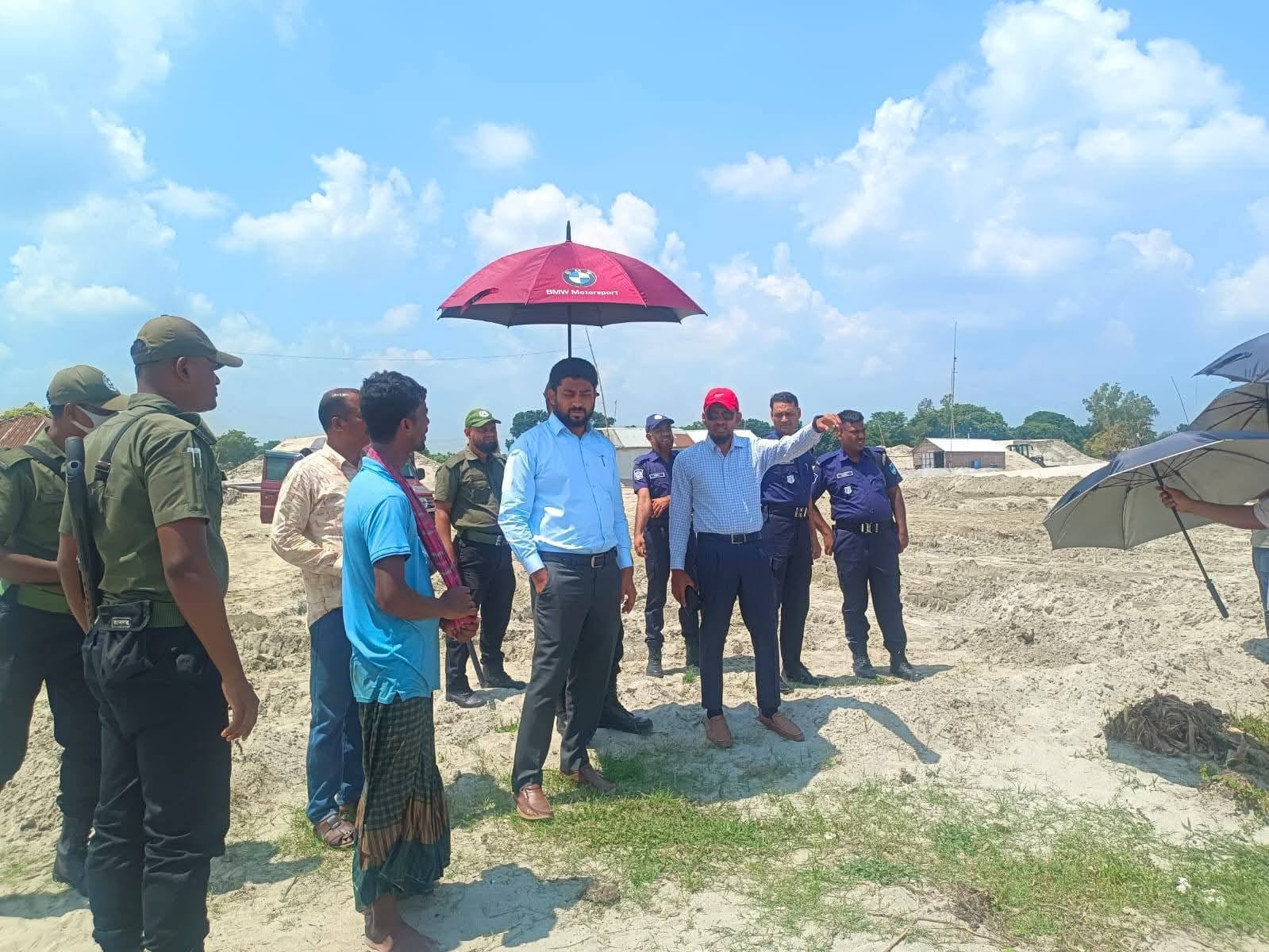হার্ডিঞ্জ ব্রিজের কাছে পদ্মায় অভিযান, অবৈধ বালু তোলায় ২ জনের কারাদণ্ড