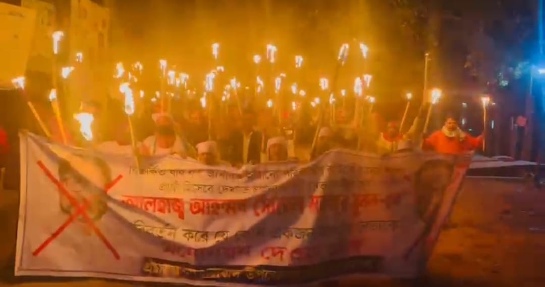 পিরোজপুর-২ আসনে বিএনপির প্রার্থী পরিবর্তনের দাবিতে নেছারাবাদে মশাল মিছিল