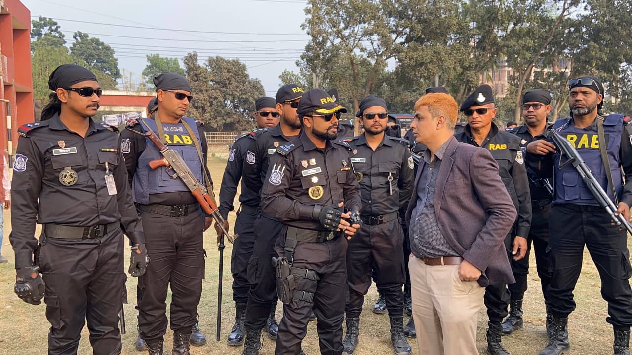 নির্বাচন এবং গণভোট উপলক্ষে গাজীপুরে র‍্যাব-১ এর বিভিন্ন কেন্দ্র পরিদর্শন