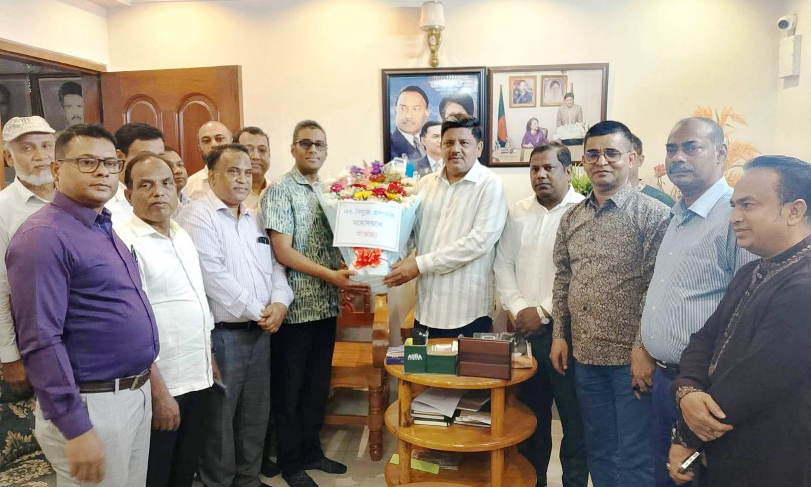 গাজীপুর সিটির নবনিযুক্ত প্রশাসককে প্রধান নির্বাহী কর্মকর্তার ফুলেল শুভেচ্ছা