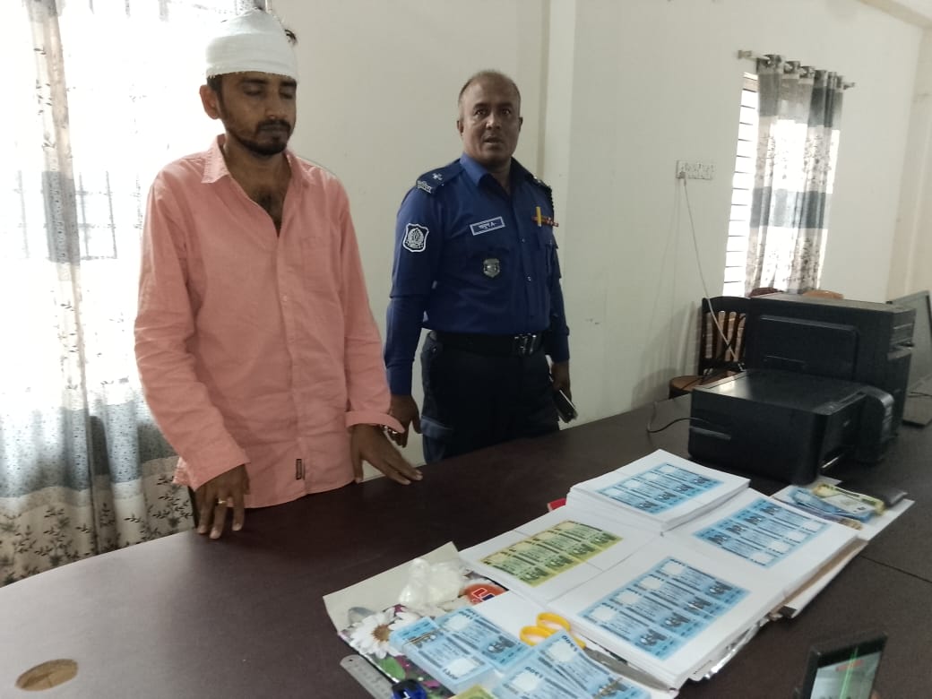 ফেনীতে জাল নোট ও সরঞ্জামসহ যুবক আটক