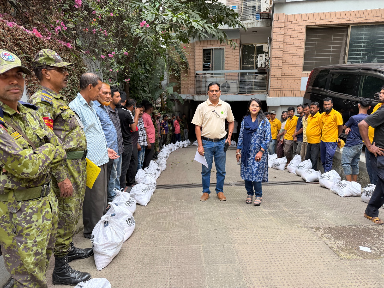 ‘অন্বেষণ’র পক্ষ থেকে নিরাপত্তা ও পরিচ্ছন্নতা কর্মীদের মাঝে ঈদ সামগ্রী বিতরণ