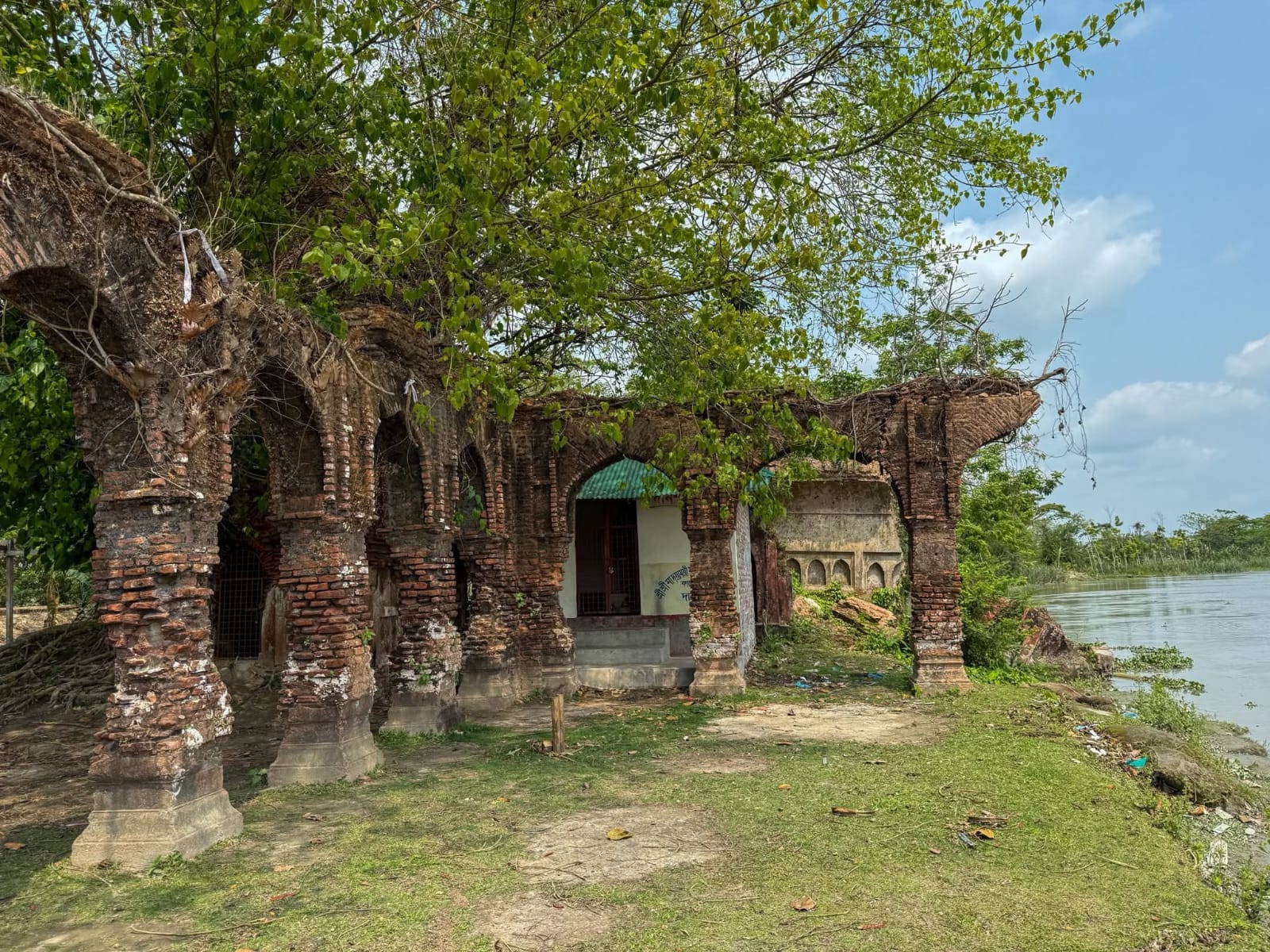 নদীভাঙনের মুখে গলাচিপার দয়াময়ী দেবী মন্দির: হারিয়ে যাচ্ছে শত বছরের ঐতিহ্য