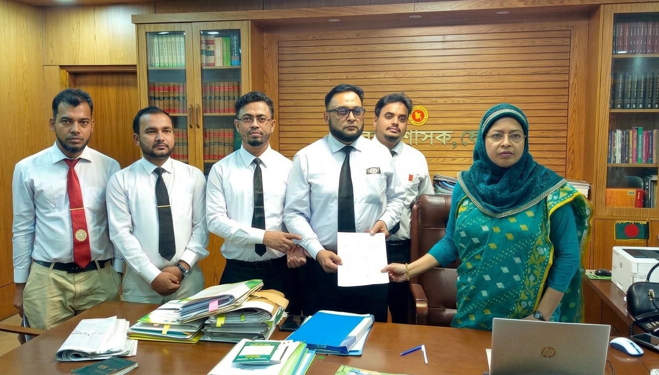 ফেনীতে সিজেএম ভবন নির্মাণের দাবিতে জেলা প্রশাসককে আইনজীবীদের স্মারকলিপি