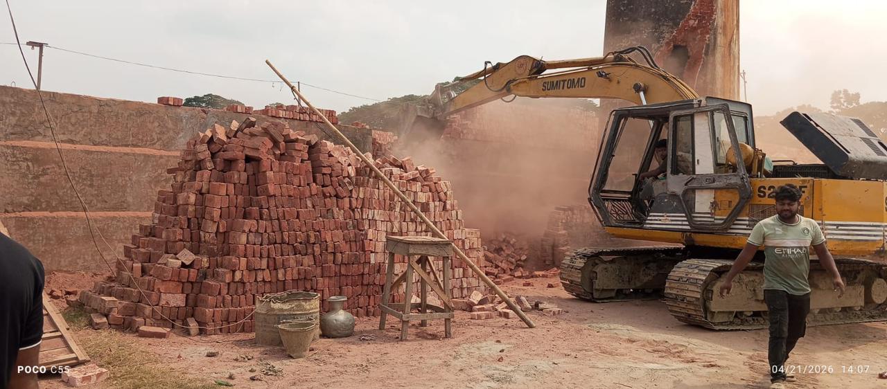 শরীয়তপুরে স্কুলের পাশে অবৈধ ইটভাটা উচ্ছেদ: ১ লাখ টাকা জরিমানা