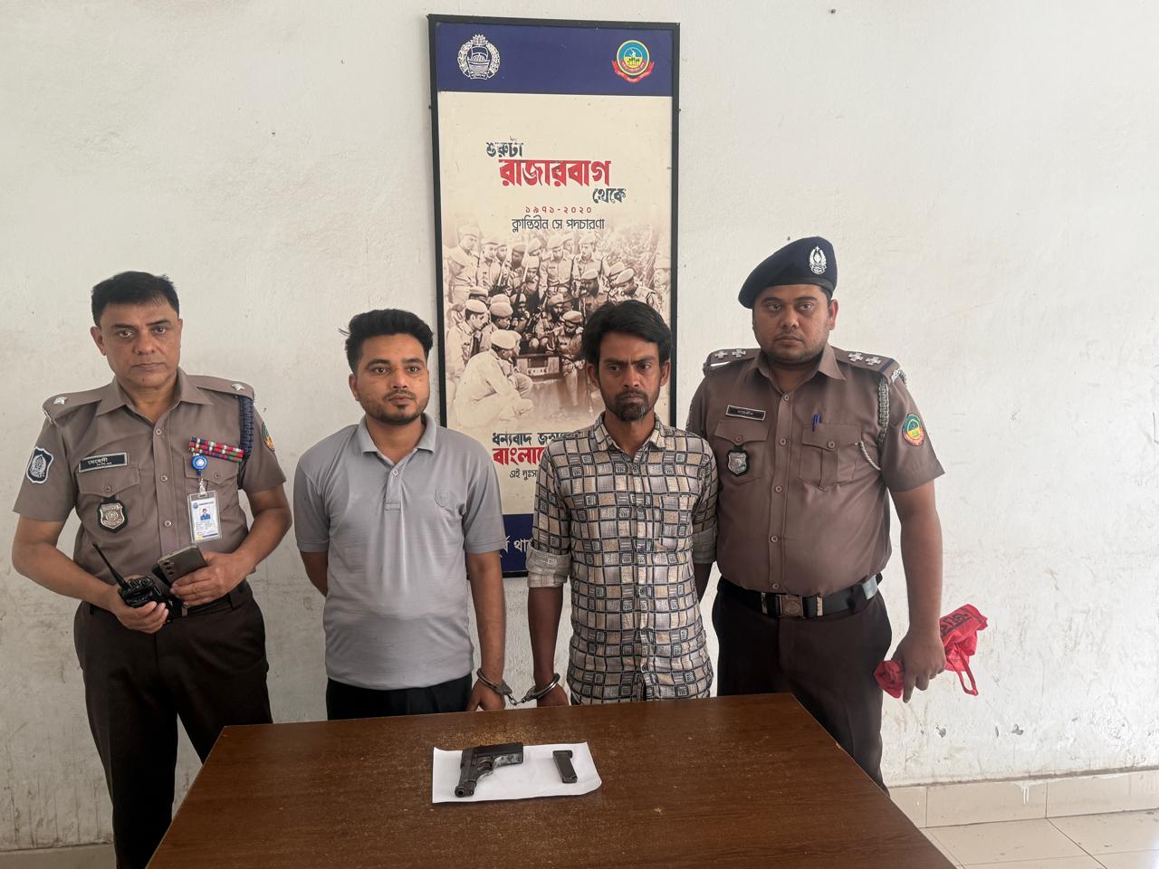 গাজীপুরে ড্রেসিং টেবিলের ড্রয়ার থেকে বিদেশি পিস্তল উদ্ধার