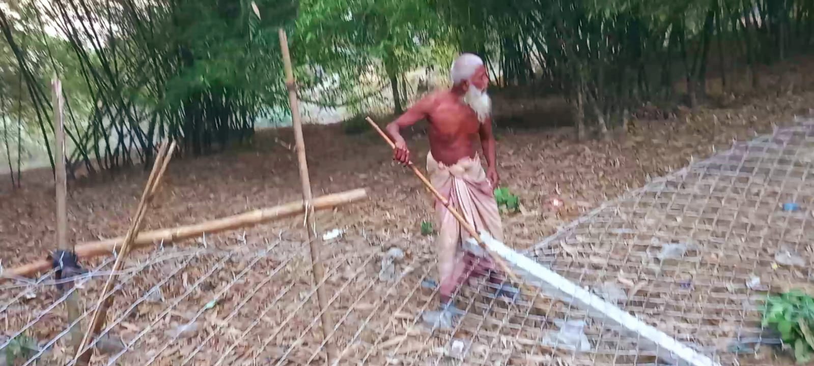 গাংনীতে শরিকানা জমি নিয়ে বিরোধ: ঘরবাড়ি ও বেড়া ভাঙচুরের অভিযোগ