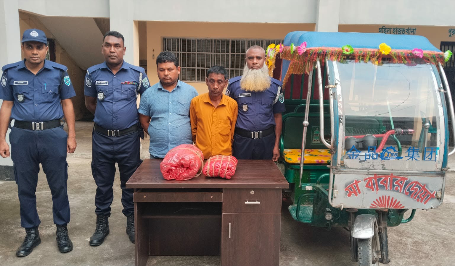 কাউনিয়ায় পুলিশের অভিযান: গাঁজা ও ইয়াবাসহ গ্রেপ্তার ৩
